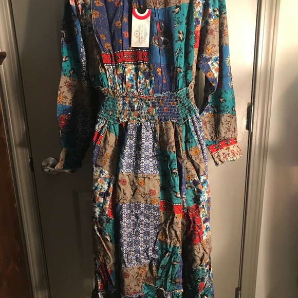 NWT.   PATCHWORK PRINT Dress in S/M.  BL/RD1


220757 - Picture 3 of 7